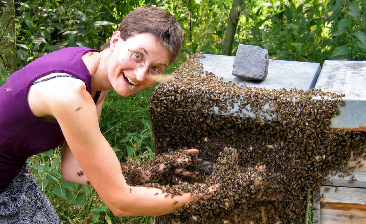 Pia Aumeier mit Bienen