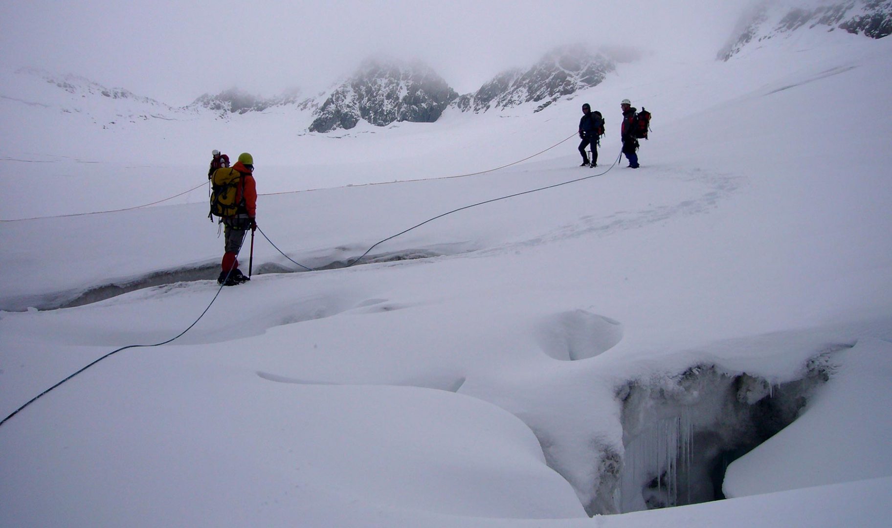 Seilversicherte Personen auf einer dicken Schneedecke